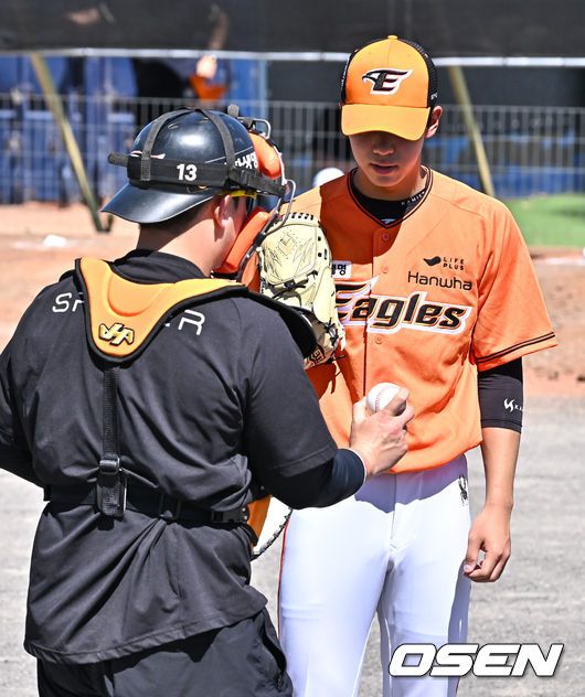 [OSEN=멜버른(호주), 박준형 기자]한화 최재훈이 황준서와 이야기 나누고 있다.  2024.02.03 / soul1014@osen.co.kr