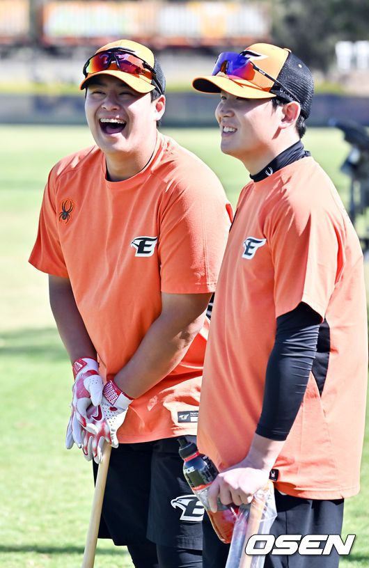 [OSEN=멜버른(호주), 박준형 기자] 한화 이글스가 2일(이하 한국시각) 호주 빅토리아주 멜버른에 위치한 멜버른볼파크에서 스프링캠프를 진행했다.한화 선수단은 지난달 30일에 도착해 31일까지 휴식하고 1일부터 ‘3일 훈련 1일 휴식’ 일정을 소화하기 시작했다.노시환과 정은원이 이야기 나누며 미소 짓고 있다. 2024.02.02 / soul1014@osen.co.kr