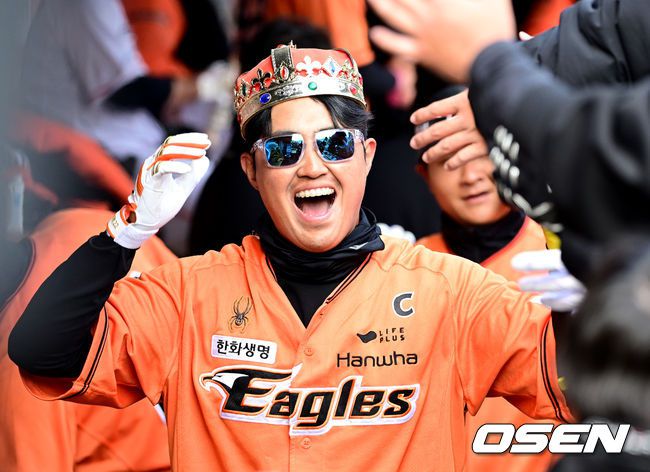 [OSEN=대전, 최규한 기자] 프로야구 한화 이글스가 2024 시즌을 앞두고 7일 대전 한화생명이글스파크에서 자체 평가전을 가졌다.7회초 한화 채은성이 달아나는 투런포를 날리고 더그아웃에서 동료들과 기뻐하고 있다. 2024.03.07 / dreamer@osen.co.kr