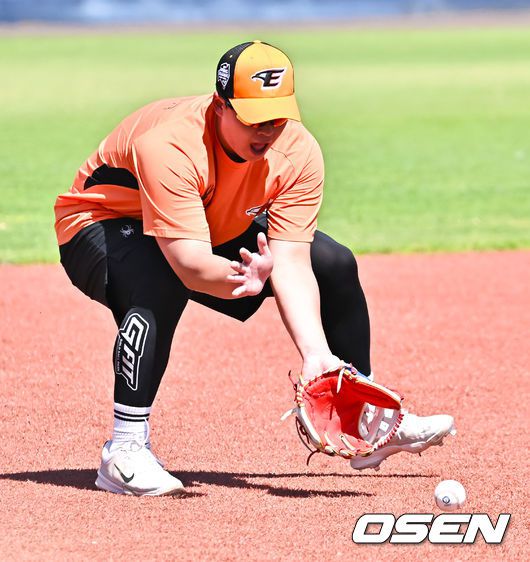 [OSEN=멜버른(호주), 박준형 기자] 한화 이글스가 2일(이하 한국시각) 호주 빅토리아주 멜버른에 위치한 멜버른볼파크에서 스프링캠프를 진행했다.한화 선수단은 지난달 30일에 도착해 31일까지 휴식하고 1일부터 ‘3일 훈련 1일 휴식’ 일정을 소화하기 시작했다.노시환이 수비훈련을 하고 있다.  2024.02.02 / soul1014@osen.co.kr