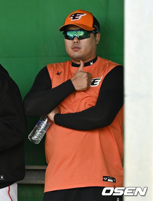 [OSEN=오키나와(일본), 조은정 기자]28일 일본 오키나와현 고친다 구장에서 한화 이글스와 KT 위즈의 스프링캠프 연습경기가 열릴 예정이다.경기 전 한화 류현진이 김기중 뒤에서 엄지를 세우고 있다. 2024.02.28 /cej@osen.co.kr