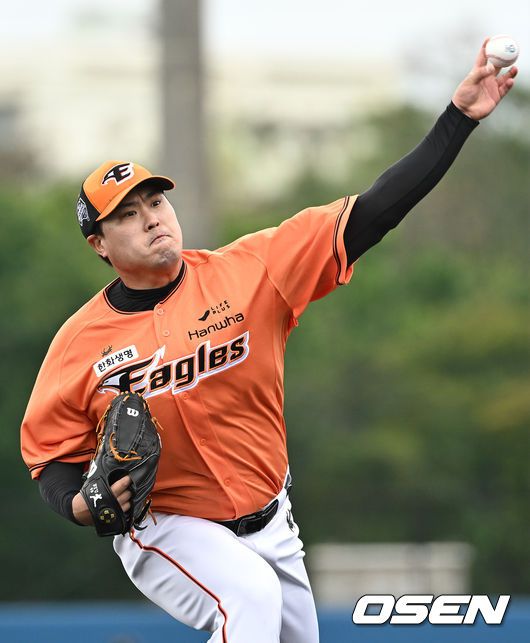 [OSEN=오키나와(일본), 조은정 기자] 한화 류현진이 라이브 피칭을 하고 있다. 2024.03.02 /cej@osen.co.kr