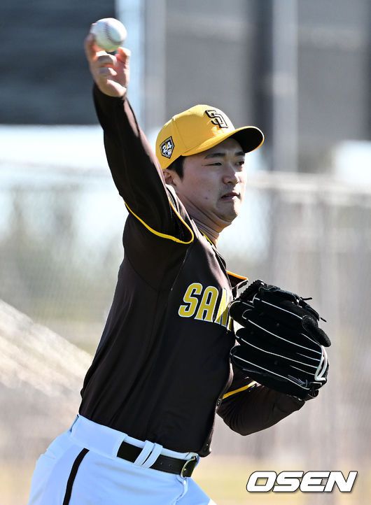 [OSEN=피오리아(미국 애리조나주), 이대선 기자] 12일(한국시간) 미국 애리조나주 피오리아 피오리아스타디움에서 2023 메이저리그 샌디에이고 파드리스의 스프링캠프가 진행됐다.샌디에이고 고우석이 캐치볼을 하고 있다. 2024.02.12 /sunday@osen.co.kr