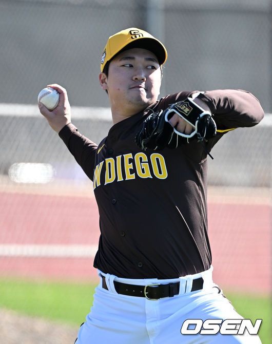 [OSEN=피오리아(미국 애리조나주), 이대선 기자] 12일(한국시간) 미국 애리조나주 피오리아 피오리아스타디움에서 2023 메이저리그 샌디에이고 파드리스의 스프링캠프가 진행됐다.샌디에이고 고우석이 캐치볼을 하고 있다. 2024.02.12 /