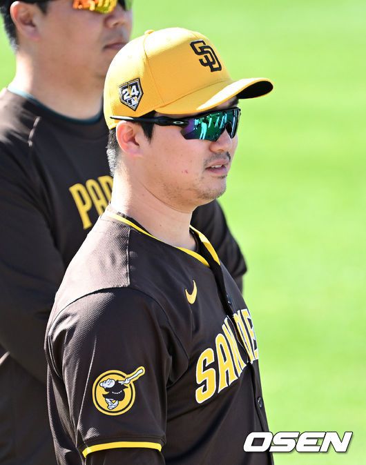 [OSEN=피오리아(미국 애리조나주), 이대선 기자] 17일(한국시간) 미국 애리조나주 피오리아 스포츠 컴플렉스에서 2024 메이저리그 샌디에이고 파드리스의 스프링캠프가 진행됐다.샌디에이고 파드리스 고우석이 웜업을 하고 있다. 2024.02.17 /sunday@osen.co.kr