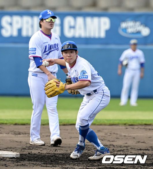 [OSEN=오키나와(일본), 조은정 기자]29일 일본 오키나와 온나손 아카마 구장에서 삼성 라이온즈의 스프링캠프 훈련이 진행됐다.삼성 김지찬이 수비 훈련을 하고 있다. 2024.02.29 /cej@osen.co.kr