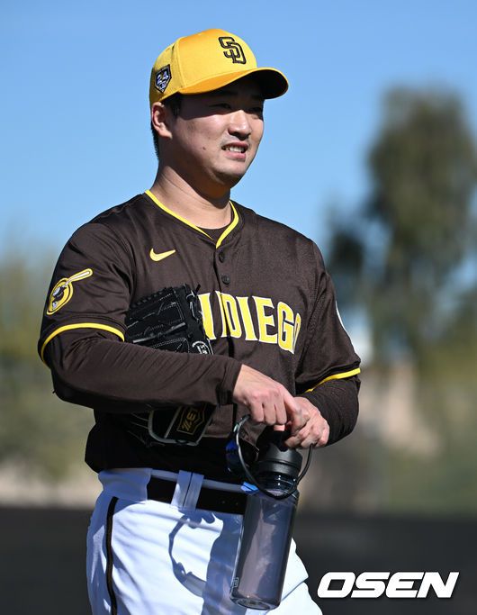 [OSEN=피오리아(미국 애리조나주), 이대선 기자]샌디에이고 고우석이 훈련장을 이동하고 있다. 2024.02.13 /sunday@osen.co.kr