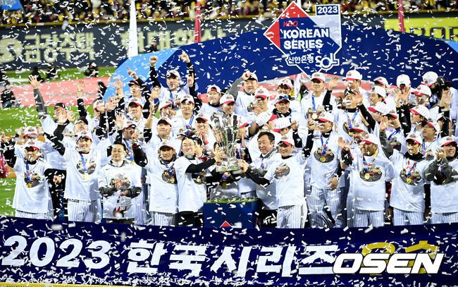[OSEN=잠실, 최규한 기자] LG 트윈스가 29년 만에 한국시리즈 우승을 차지했다.LG는 13일 서울 잠실구장에서 열린 2023 KBO리그 한국시리즈(7전 4선승제) 5차전 KT와 경기에서 6-2로 승리했다. 이로써 LG는 1차전을 패한 후 4연승을 거두며 한국시리즈 우승을 차지했다.우승을 거머쥔 LG 염경엽 감독을 비롯한 코칭스태프와 선수단, 구광모 회장에 우승 트로피를 들어올리고 있다. 2023.11.13 / dreamer@osen.co.kr