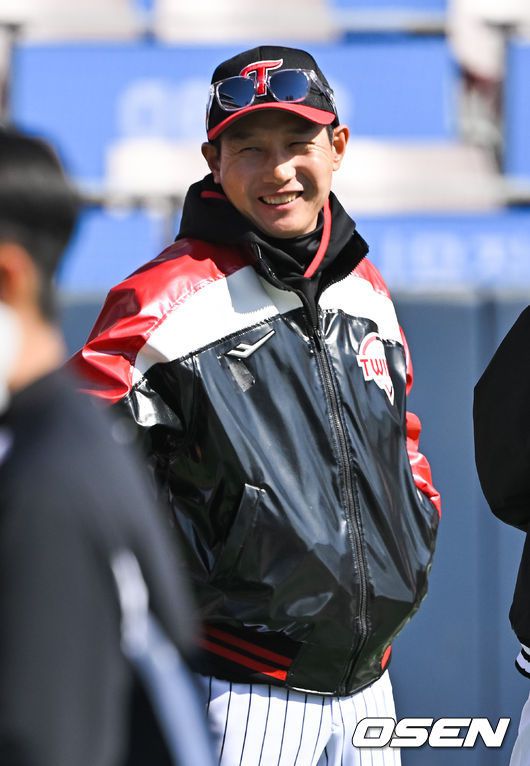 [OSEN=수원, 박준형 기자]경기에 앞서 LG 염경엽 감독이 미소 짓고 있다.  2024.03.09 / soul1014@osen.co.kr