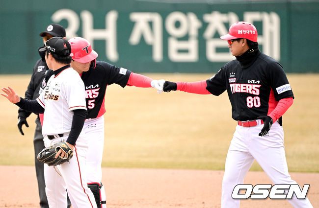 [OSEN=대전, 최규한 기자] 12일 대전 한화생명이글스파크에서 ‘2024 신한 SOL Bank KBO리그’ 시범경기 한화 이글스와 KIA 타이거즈의 경기가 열렸다.1회초 1사 2루 상황 KIA 김도영이 선제 1타점 적시타를 날리고 1루에 안착해 기뻐하고 있다. 2024.03.12 / dreamer@osen.co.kr