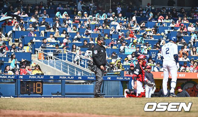 [OSEN=창원, 이석우 기자] 10일 창원 NC파크에서 2024 신한 SOL 뱅크 KBO 리그 NC 다이노스와 KIA 타이거즈의 시범경기가 열렸다.창원NC파크 3루 더그아웃쪽에 설치된 피치클락이 18초 시작을 알리고 있다. 2024.03.10 / foto0307@osen.co.kr