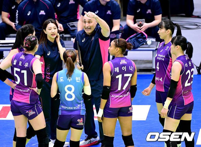 [OSEN=수원, 최규한 기자] 12일 오후 경기도 수원 실내체육관에서 ‘도드람 2023-2024 V리그’ 여자부 현대건설과 흥국생명의 경기가 열렸다.1세트, 흥국생명 아본단자 감독이 비디오 판독 때 선수들에게 작전 지시를 내리고 있다. 2024.03.12 / dreamer@osen.co.kr