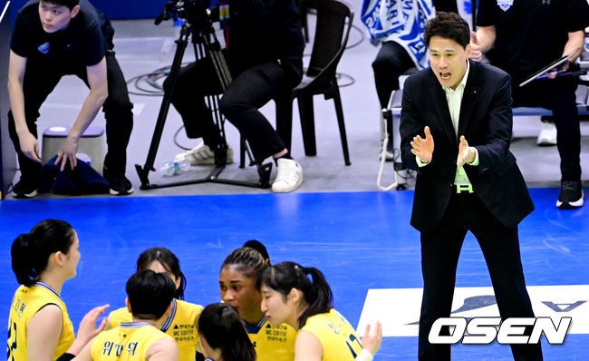 [OSEN=수원, 최규한 기자] 12일 오후 경기도 수원 실내체육관에서 ‘도드람 2023-2024 V리그’ 여자부 현대건설과 흥국생명의 경기가 열렸다.1세트, 현대건설 강성형 감독이 선수들을 격려하고 있다. 2024.03.12 / dreamer@osen.co.kr