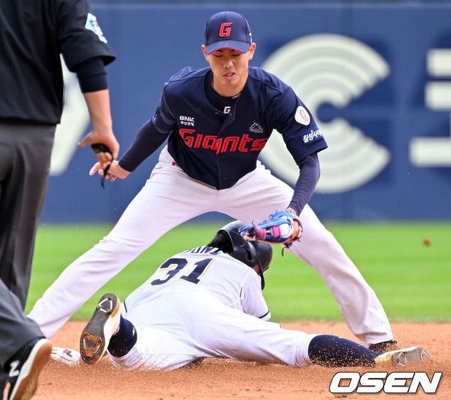 [OSEN=잠실, 민경훈 기자] 정상적인 플레이. 수비수는 의도적으로 베이스로 향하는 주자의 진로를 막고 있으면 안 된다. 지난해 롯데-두산의 경기 모습이다. 2023.10.08 / rumi@osen.co.kr
