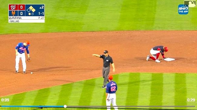 2루심 데이비드 래클리가 주루 방해를 적용, 주자에게 3루 진루권을 허용했다. MLB.com 캡처