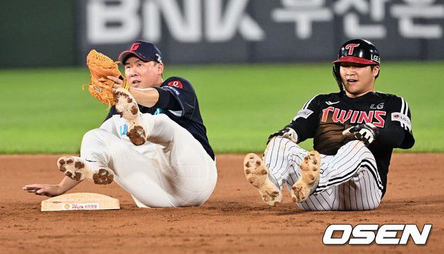 [OSEN=부산, 이석우 기자] MLB는 올해부터 주자의 베이스 터치를 막기 위해 의도적으로 무릎이나 다리를 쓰는 행위를 엄격히 단속하기로 했다. 사진은 지난해 롯데-LG의 경기 모습. 2023.07.09 / foto0307@osen.co.kr
