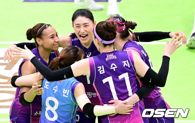 [OSEN=수원, 최규한 기자] 12일 오후 경기도 수원 실내체육관에서 ‘도드람 2023-2024 V리그’ 여자부 현대건설과 흥국생명의 경기가 열렸다.1세트, 흥국생명 선수들이 득점에 기뻐하고 있다. 2024.03.12 / dreamer@osen.co.kr