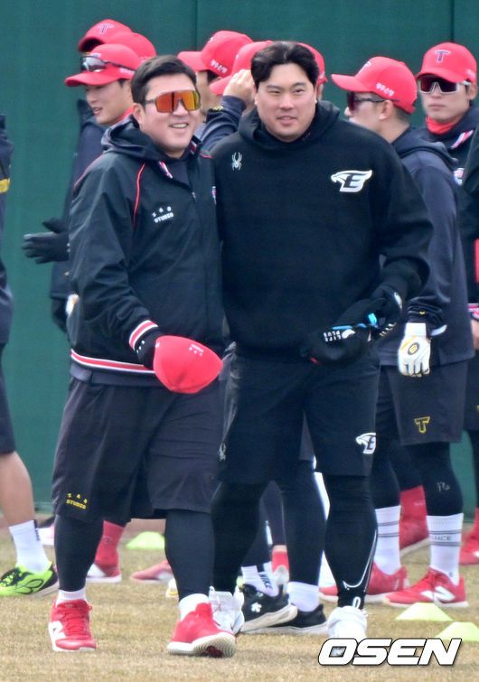 [OSEN=대전, 최규한 기자] 11일 대전 한화생명이글스파크에서 ‘2024 신한 SOL Bank KBO리그’ 시범경기 한화 이글스와 KIA 타이거즈의 경기가 열린다.경기를 앞두고 한화 류현진과 KIA 최형우가 인사를 나누고 있다. 2024.03.10 / dreamer@osen.co.kr