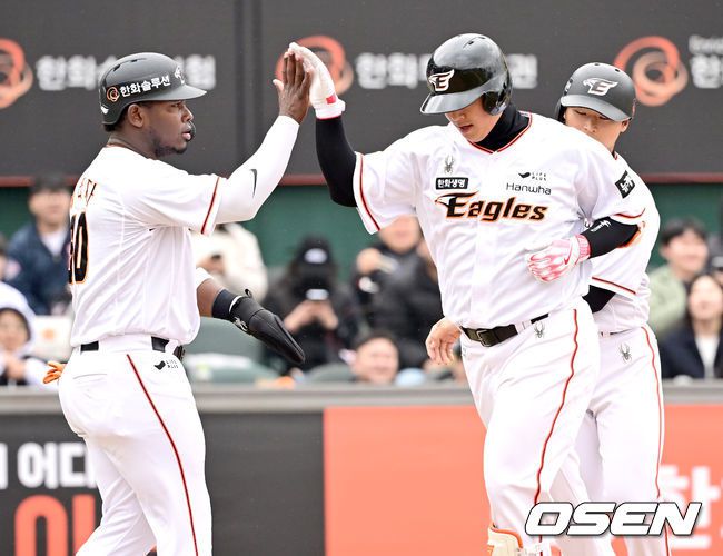 [OSEN=대전, 최규한 기자] 12일 대전 한화생명이글스파크에서 ‘2024 신한 SOL Bank KBO리그’ 시범경기 한화 이글스와 KIA 타이거즈의 경기가 열렸다.1회말 1사 1, 2루 상황 한화 노시환이 역전 우월 스리런포를 날리고 홈을 밟은 뒤 페라자-최인호와 인사를 나누고 있다. 2024.03.12 / dreamer@osen.co.kr