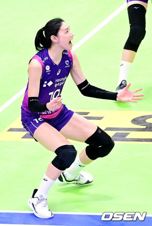 [OSEN=수원, 최규한 기자] 12일 오후 경기도 수원 실내체육관에서 ‘도드람 2023-2024 V리그’ 여자부 현대건설과 흥국생명의 경기가 열렸다.1세트, 흥국생명 김연경이 득점에 기뻐하고 있다. 2024.03.12 / dreamer@osen.co.kr