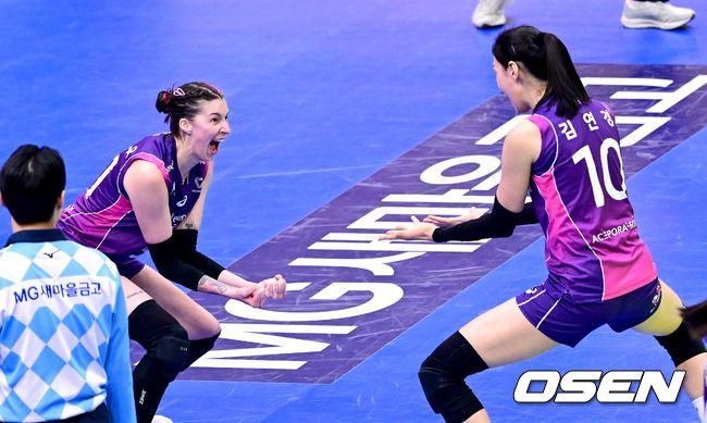 [OSEN=수원, 최규한 기자] 12일 오후 경기도 수원 실내체육관에서 ‘도드람 2023-2024 V리그’ 여자부 현대건설과 흥국생명의 경기가 열렸다.2세트를 따낸 흥국생명 김연경과 윌로우가 기뻐하고 있다. 2024.03.12 /