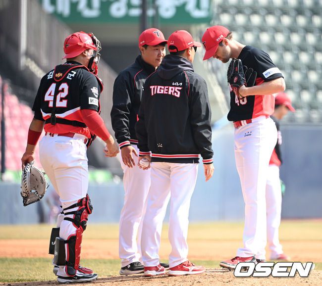 [OSEN=잠실, 이대선 기자] 14일 서울 잠실야구장에서 ‘2024 신한 SOL Bank KBO리그’ 시범경기 두산 베어스와 KIA 타이거즈의 경기가 열렸다.4회말 1사 만루에서 KIA 네일이 마운드를 내려가고 있다. 2024.03.14 /sunday@osen.co.kr