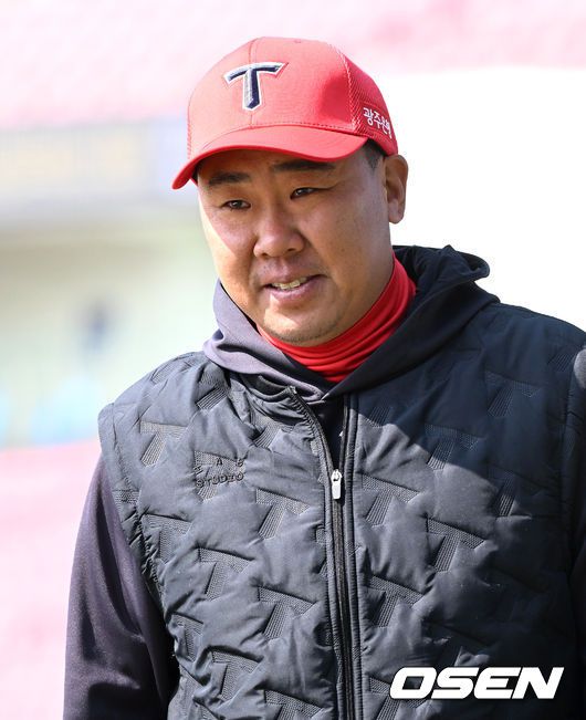 [OSEN=잠실, 이대선 기자] 14일 서울 잠실야구장에서 ‘2024 신한 SOL Bank KBO리그’ 시범경기 두산 베어스와 KIA 타이거즈의 경기가 열렸다.경기에 앞서 KIA 이범호 감독이 그라운드로 이동하고 있다. 2024.03.14 /sunday@osen.co.kr