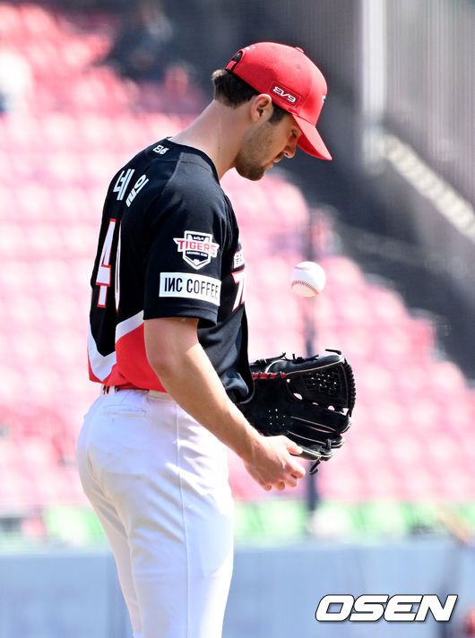 [OSEN=잠실, 이대선 기자] 14일 서울 잠실야구장에서 ‘2024 신한 SOL Bank KBO리그’ 시범경기 두산 베어스와 KIA 타이거즈의 경기가 열렸다.4회말 무사 2,3루에서 두산 강승호에게 적시타를 허용한 KIA 네일이 아쉬운 표정을 짓고 있다. 2024.03.14 /sunday@osen.co.kr