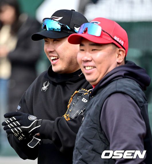 [OSEN=대전, 최규한 기자] 11일 대전 한화생명이글스파크에서 ‘2024 신한 SOL Bank KBO리그’ 시범경기 한화 이글스와 KIA 타이거즈의 경기가 열린다.경기를 앞두고 한화 류현진과 KIA 이범호 감독이 인사를 나누고 있다. 2024.03.10 / dreamer@osen.co.kr