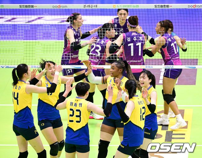 [OSEN=수원, 최규한 기자] 12일 오후 경기도 수원 실내체육관에서 ‘도드람 2023-2024 V리그’ 여자부 현대건설과 흥국생명의 경기가 열렸다.1세트, 현대건설 선수들이 득점에 기뻐하고 있다. 2024.03.12 / dreamer@osen.co.kr