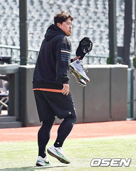 [OSEN=부산, 이석우 기자] 16일 부산 사직구장에서 2024 신한 SOL 뱅크 KBO 리그 롯데 자이언츠와 한화 이글스의 경기가 열렸다. 한화 이글스 류현진이 롯데 자이언츠와의 시범경기를 앞두고 롯데 자이언츠 김광수 코치와 인사를 하고 있다. 2024.03.16 / foto0307@osen.co.kr