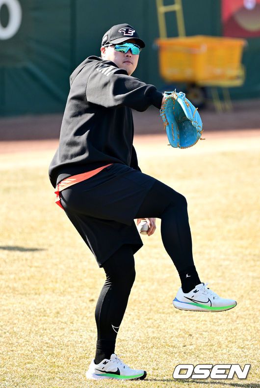 [OSEN=대전, 최규한 기자] 10일 대전 한화생명이글스파크에서 ‘2024 신한은행 SOL KBO리그’ 시범경기 한화 이글스와 삼성 라이온즈의 경기가 열린다.경기를 앞두고 한화 류현진이 외야에서 캐치볼 훈련을 펼치고 있다. 2024.03.10 / dreamer@osen.co.kr