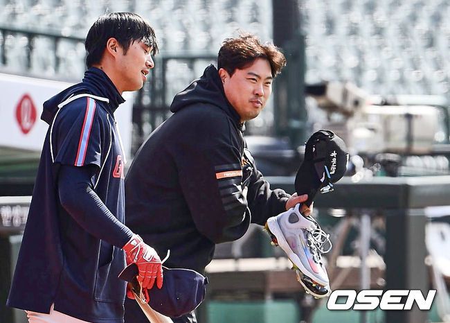 [OSEN=부산, 이석우 기자] 16일 부산 사직구장에서 2024 신한 SOL 뱅크 KBO 리그 롯데 자이언츠와 한화 이글스의 경기가 열렸다. 한화 이글스 류현진이 롯데 자이언츠와의 시범경기를 앞두고 사직야구장 외야에 나가고 있다. 2024.03.16 / foto0307@osen.co.kr
