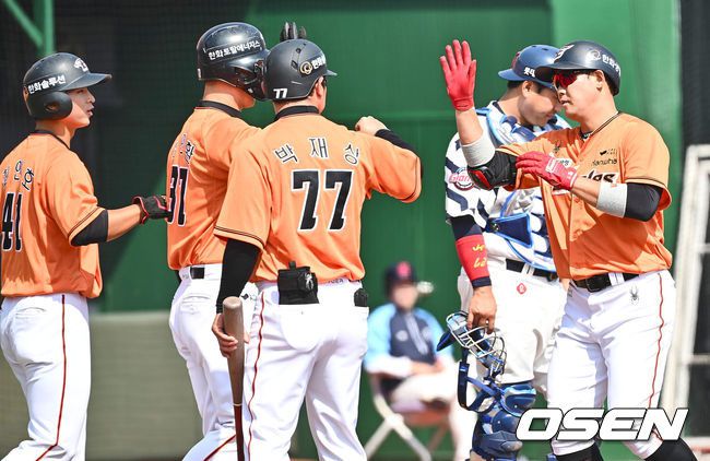 [OSEN=부산, 이석우 기자]한화 이글스 하주석이 3회초 1사 1,2루 우월 3점 홈런을 치고 하이파이브를 하고 있다. 2024.03.16 / foto0307@osen.co.kr