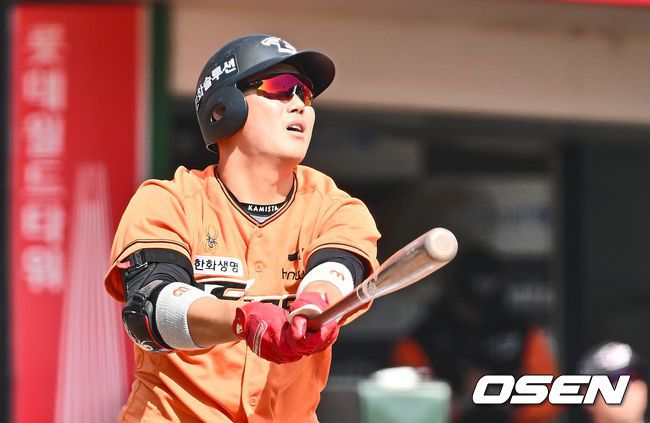 [OSEN=부산, 이석우 기자]한화 이글스 하주석이 3회초 1사 1,2루 우월 3점 홈런을 치고 있다. 2024.03.16 / foto0307@osen.co.kr