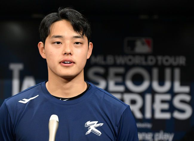 [OSEN=고척, 이대선 기자] 16일 서울 고척스카이돔에서 ‘메이저리그 월드투어 서울 시리즈 2024’ 팀 코리아의 공식 훈련이 진행됐다.문동주가 취재진의 질문에 답을 하고 있다. 2024.03.16 /sunday@osen.co.kr