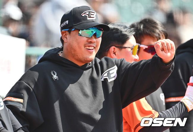 [OSEN=부산, 이석우 기자]한화 이글스 류현진이 롯데 자이언츠 더그아웃을 보고 누군가와 손짓으로 얘기하고 있다. 2024.03.16 / foto0307@osen.co.kr