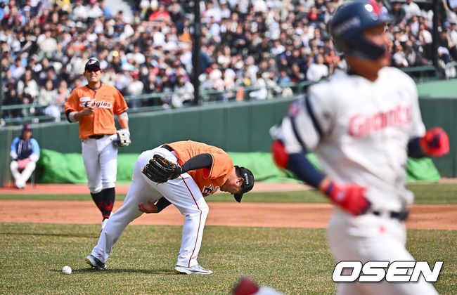 [OSEN=부산, 이석우 기자]한화 이글스 류현진이 3회말 2사 롯데 자이언츠 노진혁의 투수 강습 타구를 놓치고 있다. 2024.03.17 / foto0307@osen.co.kr