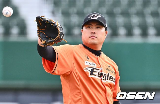 [OSEN=부산, 이석우 기자]한화 이글스 류현진이 선발 출전해 공을 받고 있다. 2024.03.17 / foto0307@osen.co.kr