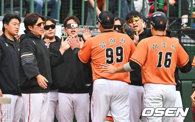 [OSEN=부산, 이석우 기자]한화 이글스 류현진이 5회말 수비를 마치고 동료들의 축하를 받으며 더그아웃으로 들어가고 있다. 2024.03.17 / foto0307@osen.co.kr