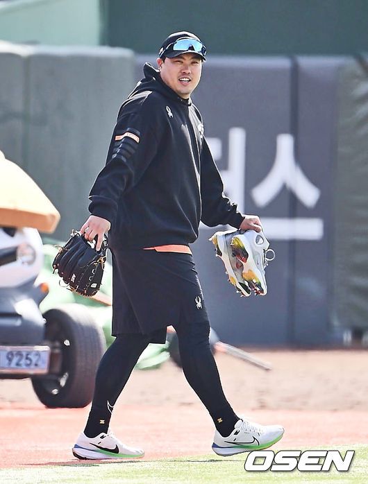 [OSEN=부산, 이석우 기자]한화 이글스 류현진이 롯데 자이언츠와의 시범경기를 앞두고 인사를 하고 있다. 2024.03.16 / foto0307@osen.co.kr