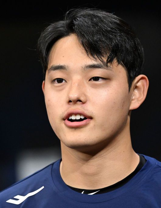 [OSEN=고척, 이대선 기자] 16일 서울 고척스카이돔에서 ‘메이저리그 월드투어 서울 시리즈 2024’ 팀 코리아의 공식 훈련이 진행됐다.문동주가 취재진의 질문에 답을 하고 있다. 2024.03.16 /sunday@osen.co.kr