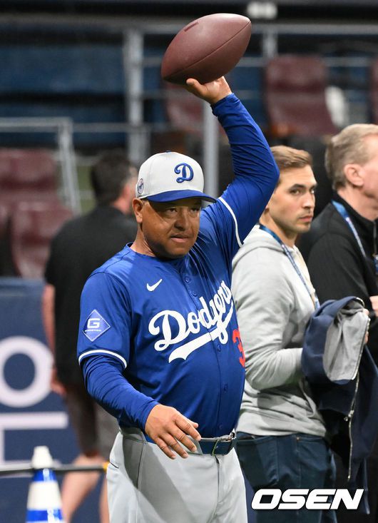 [OSEN=고척, 이대선 기자] 16일 서울 고척스카이돔에서 ‘메이저리그 월드투어 서울 시리즈 2024’ LA 다저스의 공식 훈련이 진행됐다.LA 다저스 데이브 로버츠 감독이 캐치볼을 하고 있다. 2024.03.16 /sunday@osen.co.kr