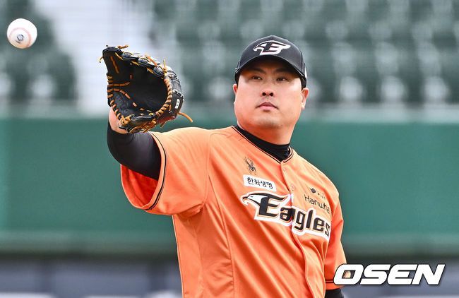 [OSEN=부산, 이석우 기자]한화 이글스 류현진이 선발 출전해 공을 받고 있다. 2024.03.17 / foto0307@osen.co.kr