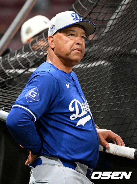 [OSEN=고척, 이대선 기자] 16일 서울 고척스카이돔에서 ‘메이저리그 월드투어 서울 시리즈 2024’ LA 다저스의 공식 훈련이 진행됐다.LA 다저스 데이브 로버츠 감독이 훈련을 바라보고 있다. 2024.03.16 /sunday@osen.co.kr