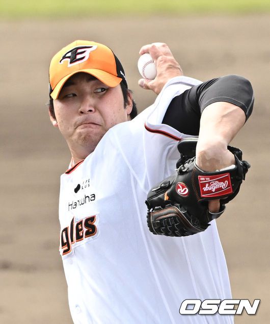 [OSEN=오키나와(일본), 조은정 기자]28일 일본 오키나와현 고친다 구장에서 한화 이글스와 KT 위즈의 스프링캠프 연습경기가 열렸다.3회초 한화 김민우가 힘차게 공을 던지고 있다. 2024.02.28 /cej@osen.co.kr