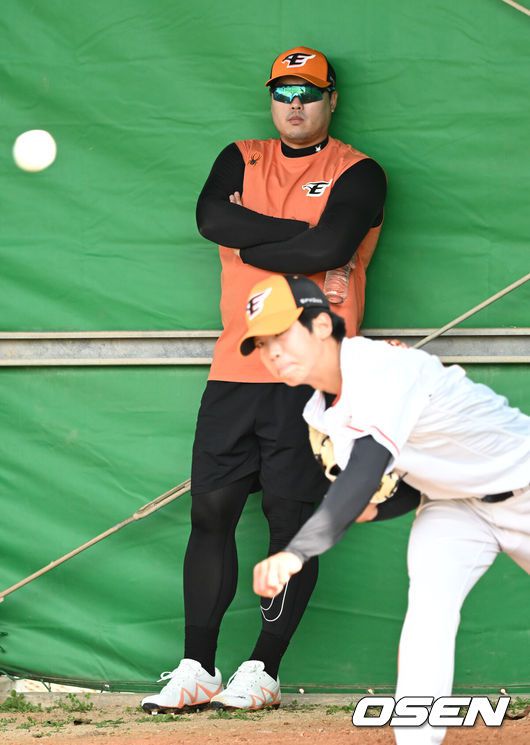 [OSEN=오키나와(일본), 조은정 기자]한화 류현진이 황준서 불펜 투구를 지켜보고 있다. 2024.02.28 /cej@osen.co.kr