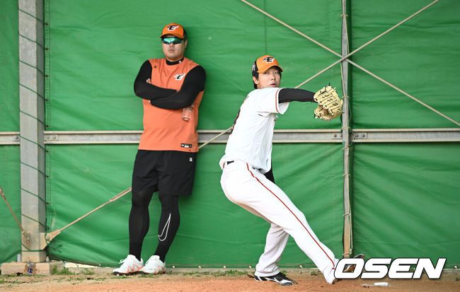 [OSEN=오키나와(일본), 조은정 기자]한화 류현진이 황준서의 불펜 투구를 지켜보고 있다. 2024.02.28 /cej@osen.co.kr