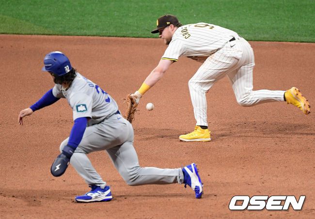 [OSEN=고척돔, 지형준 기자] 20일 오후 서울 고척스카이돔에서‘MLB 월드투어 서울 시리즈’LA 다저스와 샌디에이고 파드리스의 경기가 열렸다. 8회초 1사 1, 2루 다저스 럭스의 타구가 샌디에이고 1루수 크로넨워츠의 미트를 뚫고 지나가고 있다. 2024.03.20 /jpnews@osen.co.kr