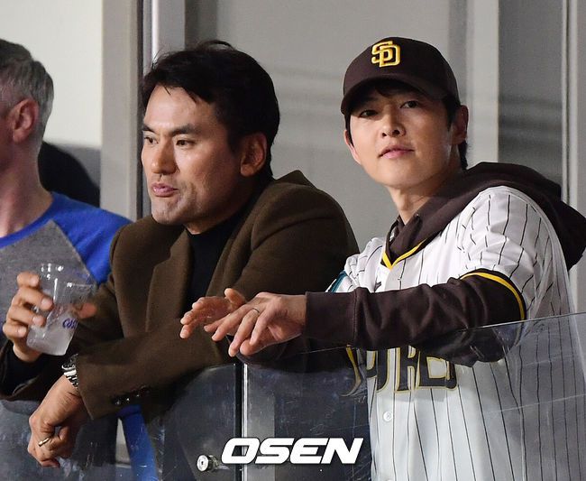 [OSEN=고척돔, 이대선 기자] 21일 오후 서울 고척스카이돔에서‘MLB 월드투어 서울 시리즈’LA 다저스와 샌디에이고 파드리스의 경기가 열렸다.박찬호와 송중기가 함께 경기를 관람하고 있다. 2024.03.21 /sunday@osen.co.kr